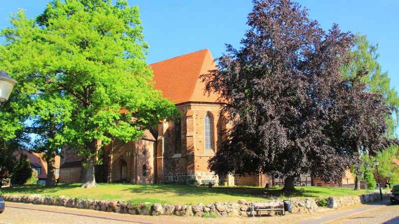 Kirche Goldberg mit Kirchenplatz