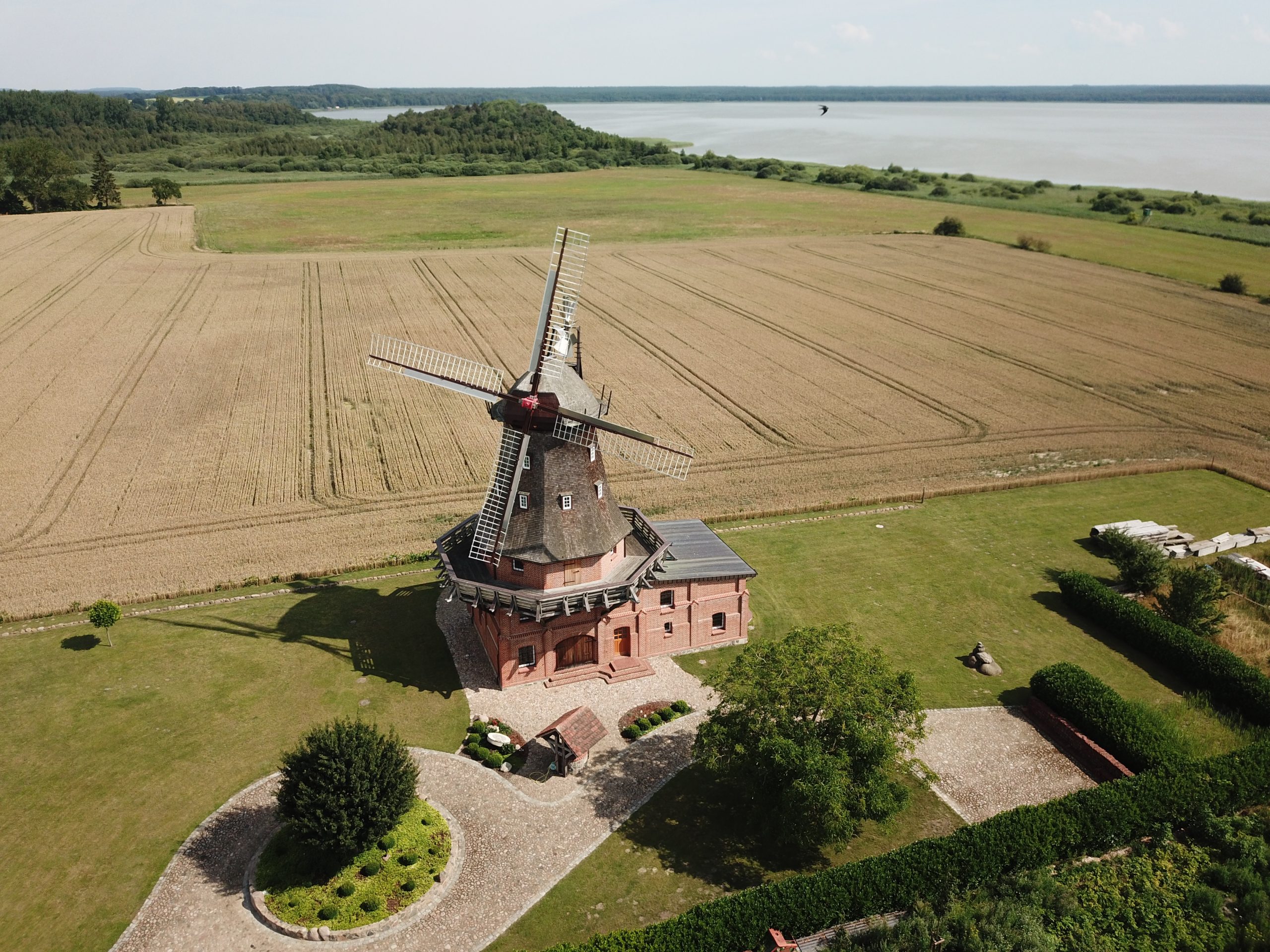 Luftaufnahme einer Windmühle auf einem Feld