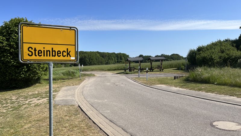 Straße mit Ortseingangsschild Steinbeck